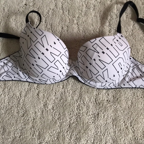 Two VS Pink wear everywhere lightly lined bras - Picture 2 of 6